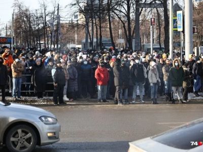 Участники митинга в поддержку Алексея Навального в Челябинске ждут разрешающего сигнала светофора, чтобы перейти дорогу, 31 января 2021 год. Фото: Леонид Меньшенин / 74.RU Участники митинга в поддержку Алексея Навального в Челябинске ждут разрешающего сигнала светофора, чтобы перейти дорогу, 31 января 2021 год. Фото: Леонид Меньшенин / 74.RU
